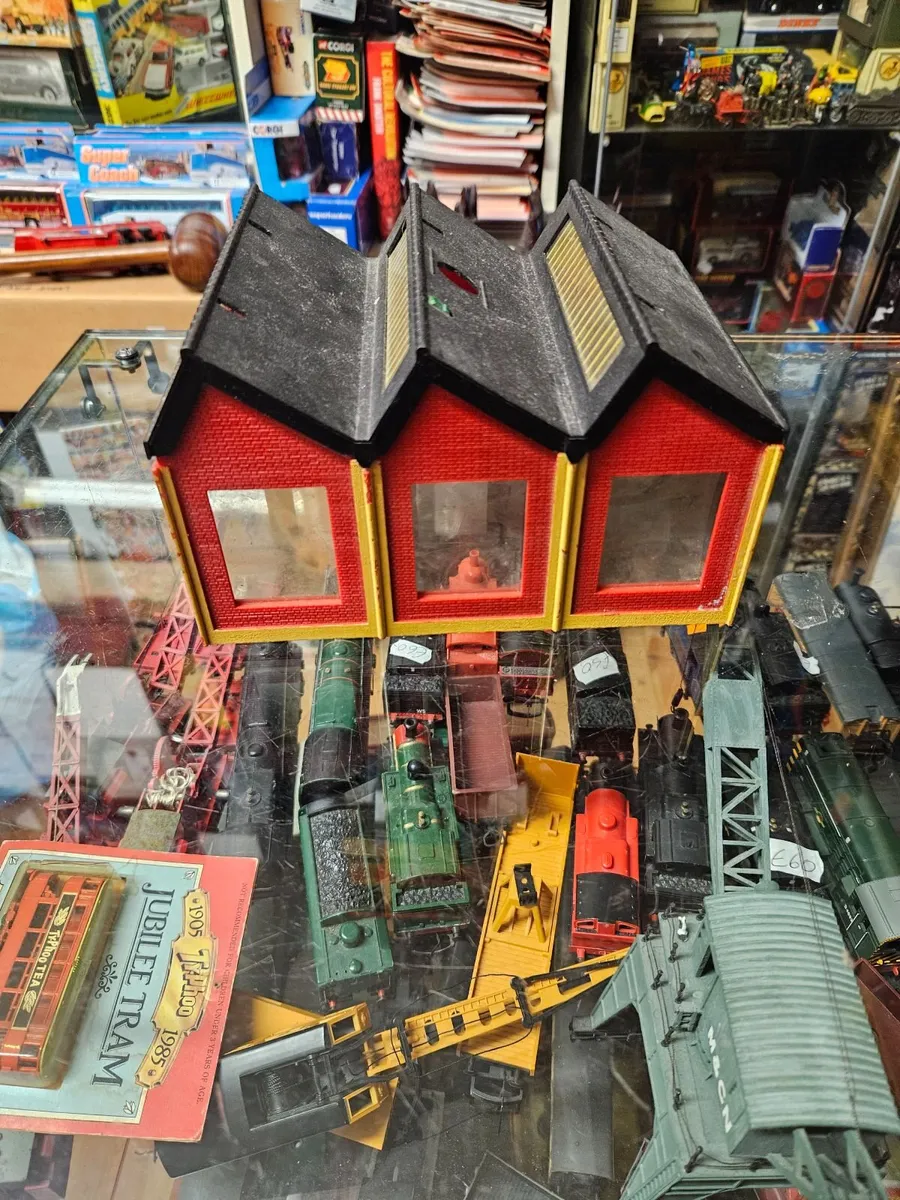 Hornby OO Gauge Engine Shed - Image 2