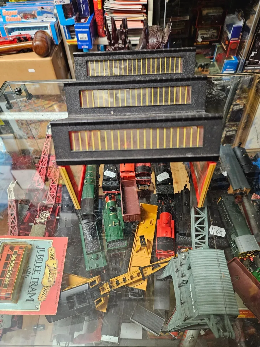 Hornby OO Gauge Engine Shed - Image 1