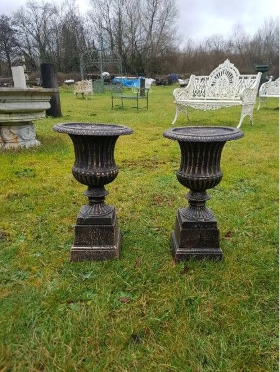 Urn 5 – D6570  Price per urn
