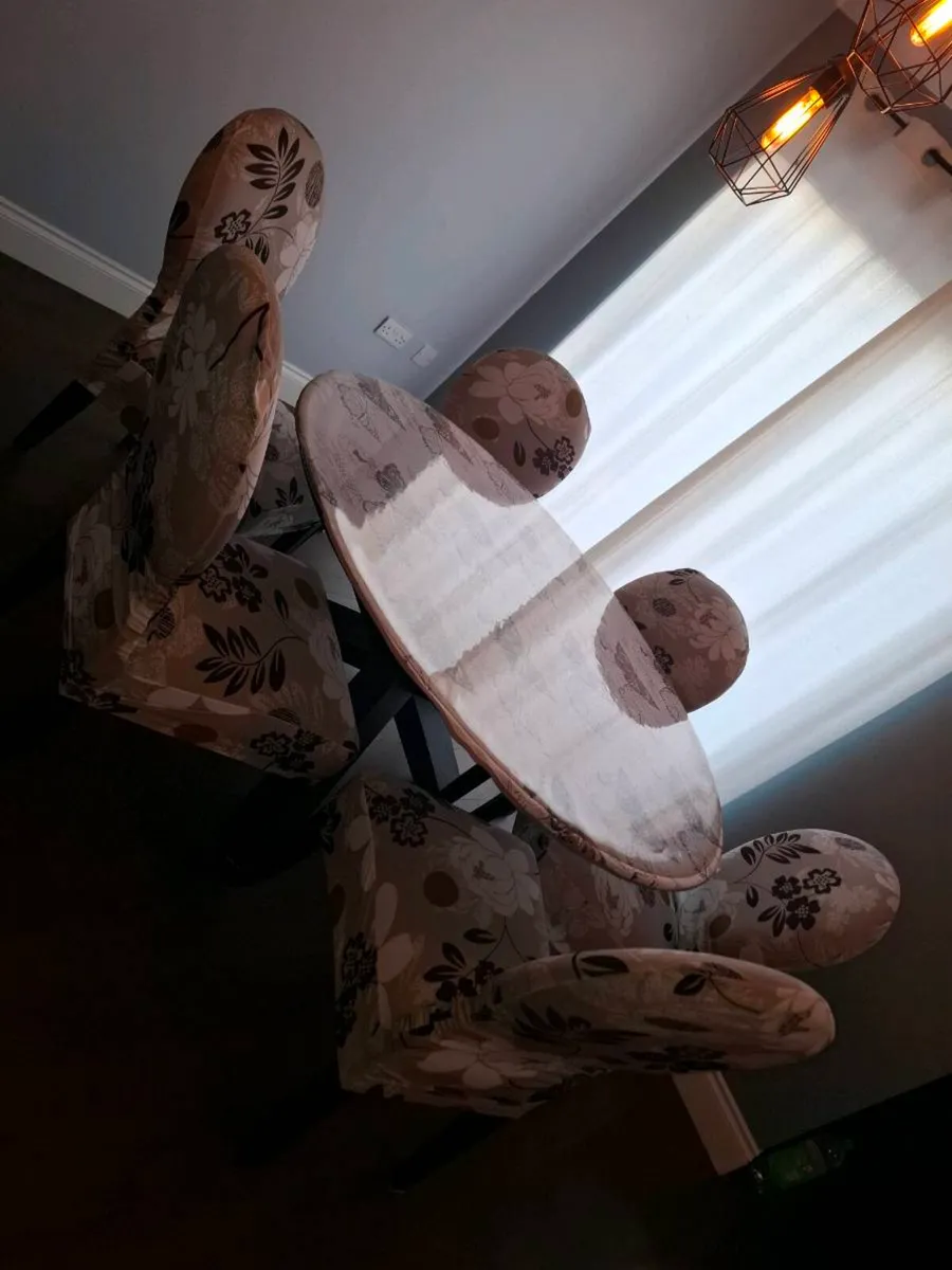 Glass table with 6 chairs - Image 1