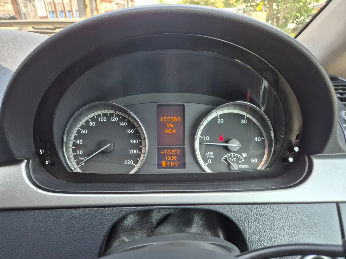 2014 Mercedes  Vito 8 seater - Image 2