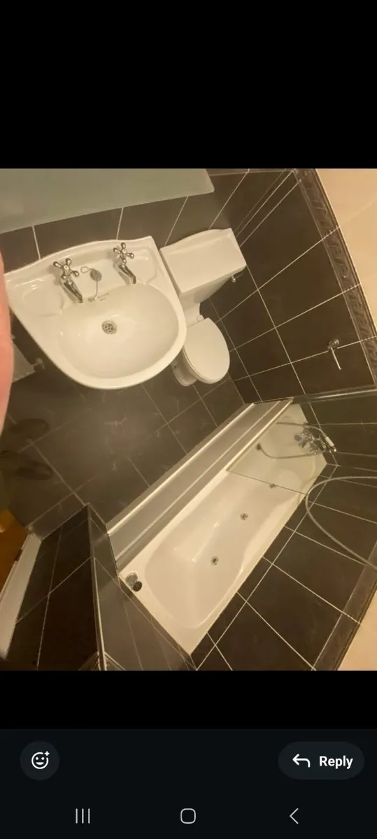 White jacuzzi bath. - Image 1
