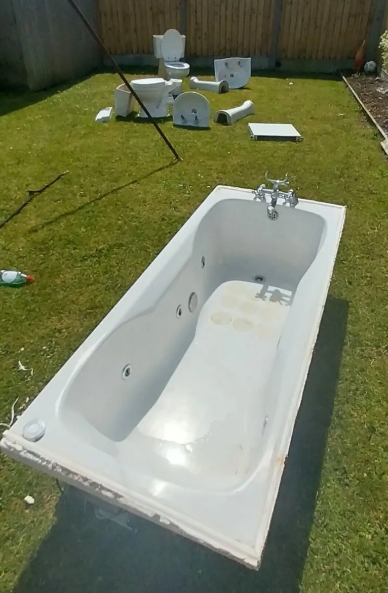 White jacuzzi bath. - Image 2