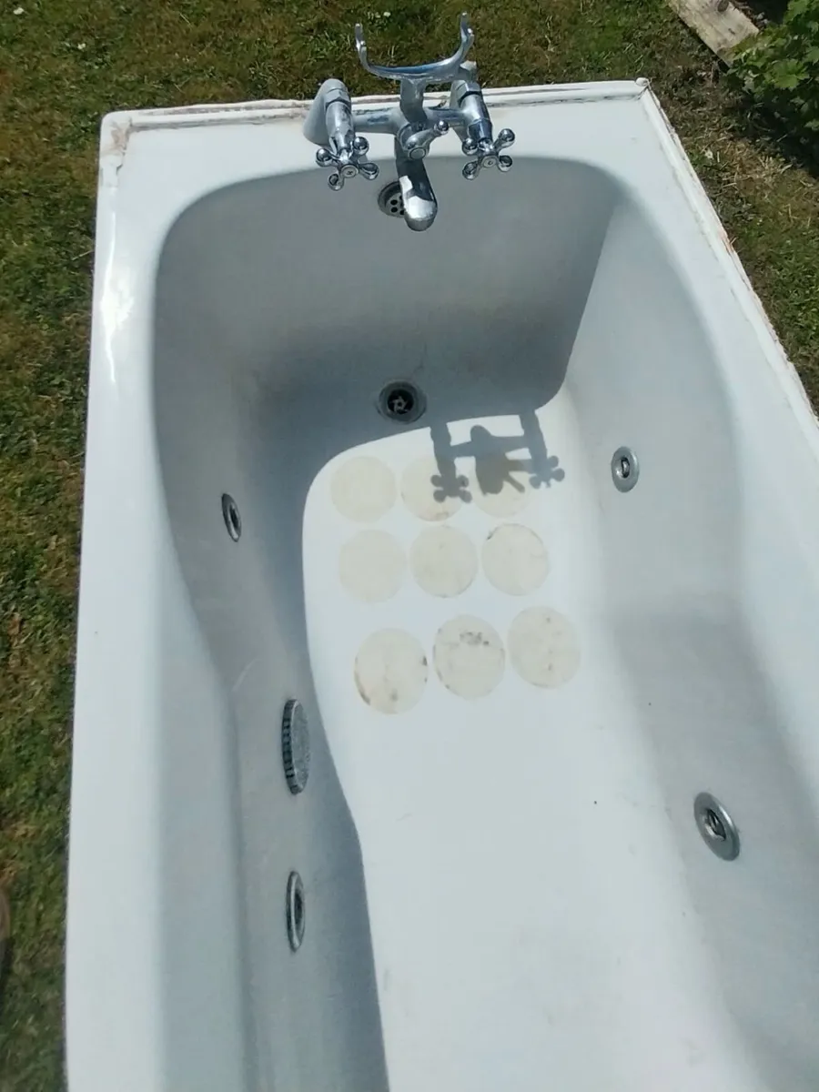White jacuzzi bath. - Image 3