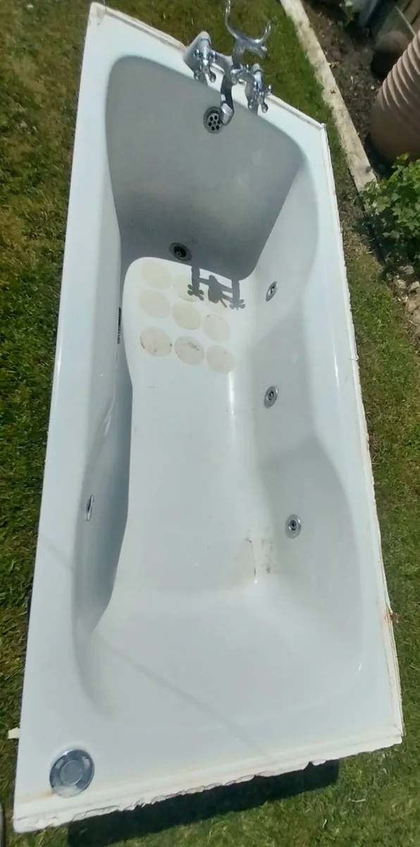 White jacuzzi bath. - Image 4