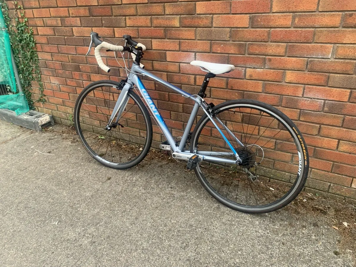 29 Inch Giant Avail 5 racer bike - Image 3