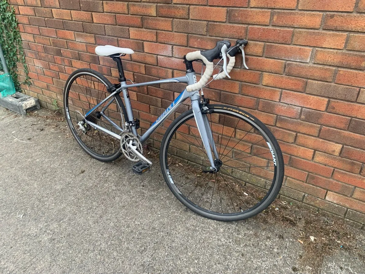 29 Inch Giant Avail 5 racer bike - Image 4