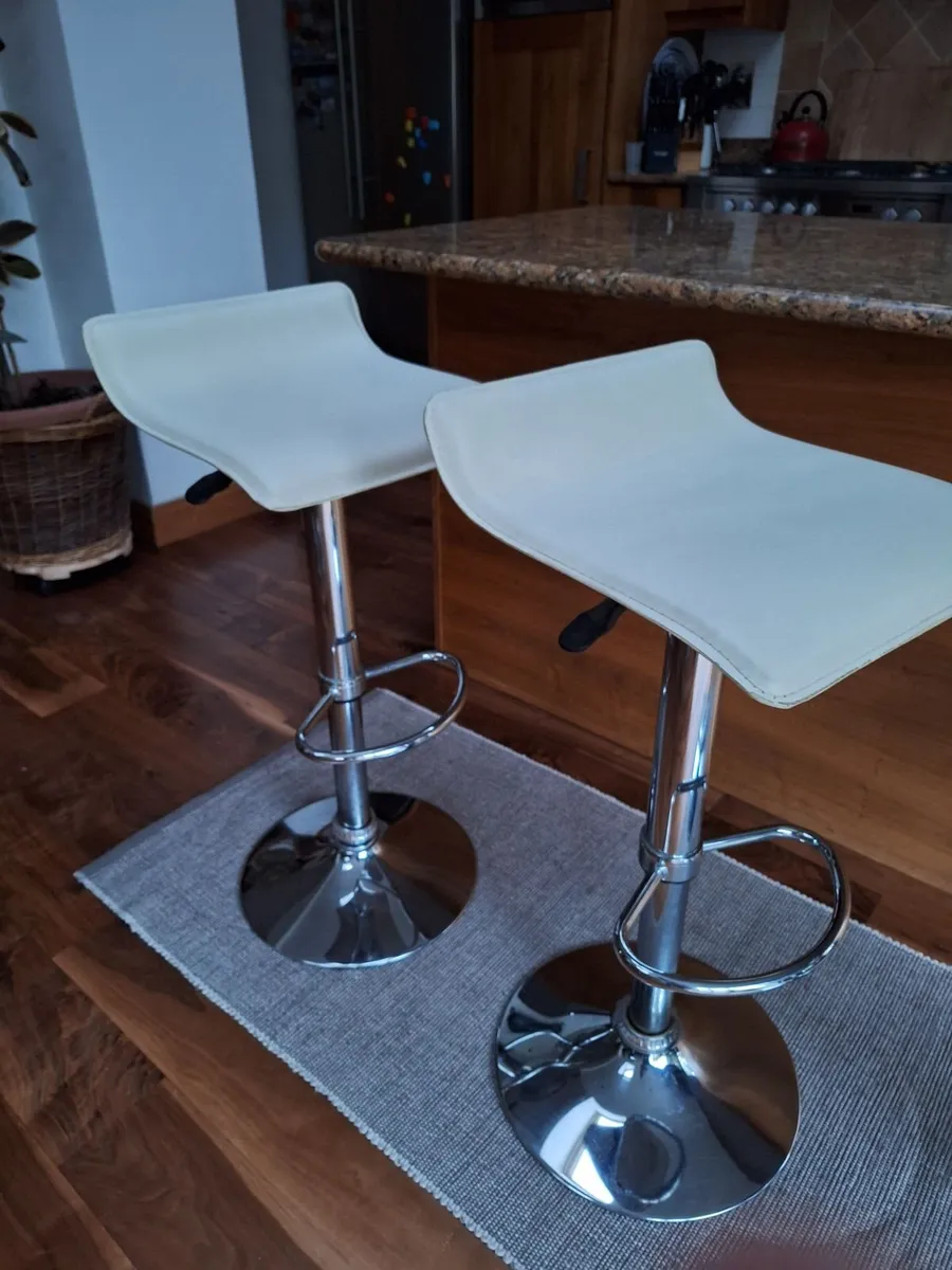 Breakfast bar high stools x 2 - Image 1