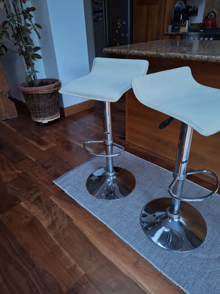 Breakfast bar high stools x 2 - Image 2
