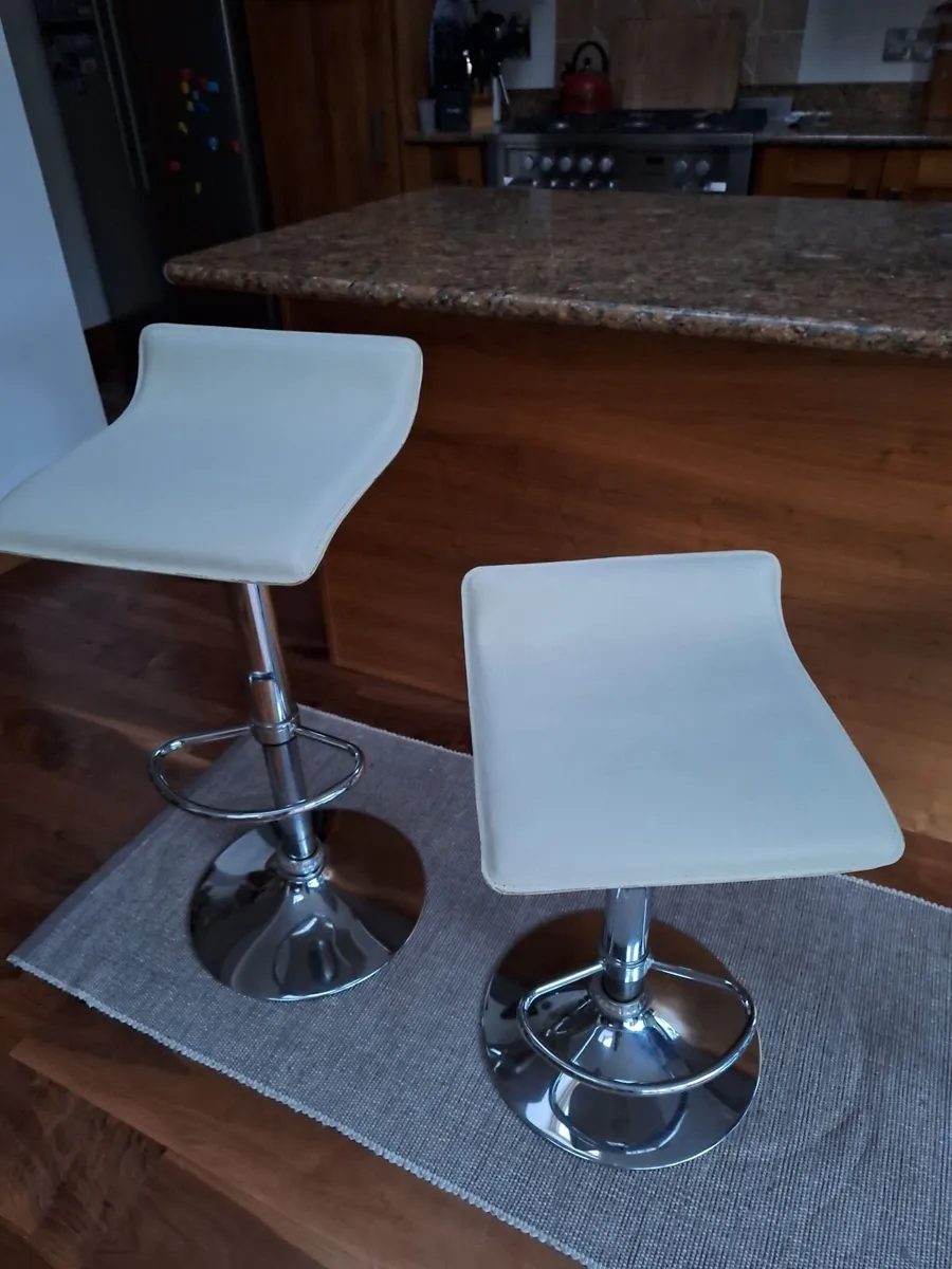 Breakfast bar high stools x 2 - Image 3
