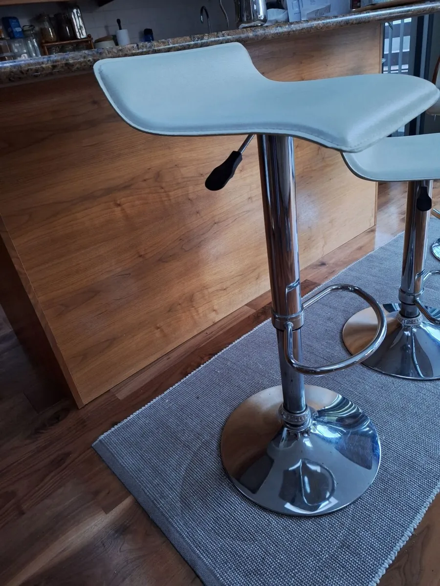 Breakfast bar high stools x 2 - Image 4
