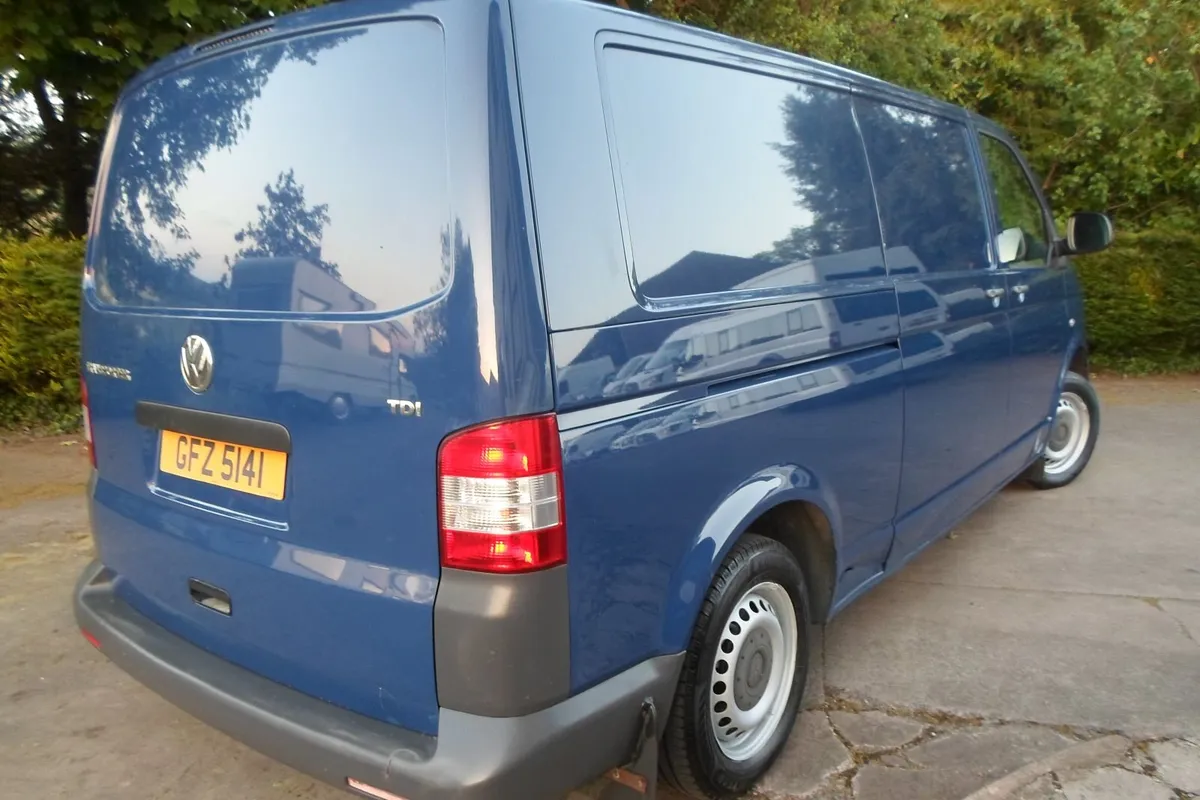 Volkswagen Transporter 2011 - Image 2