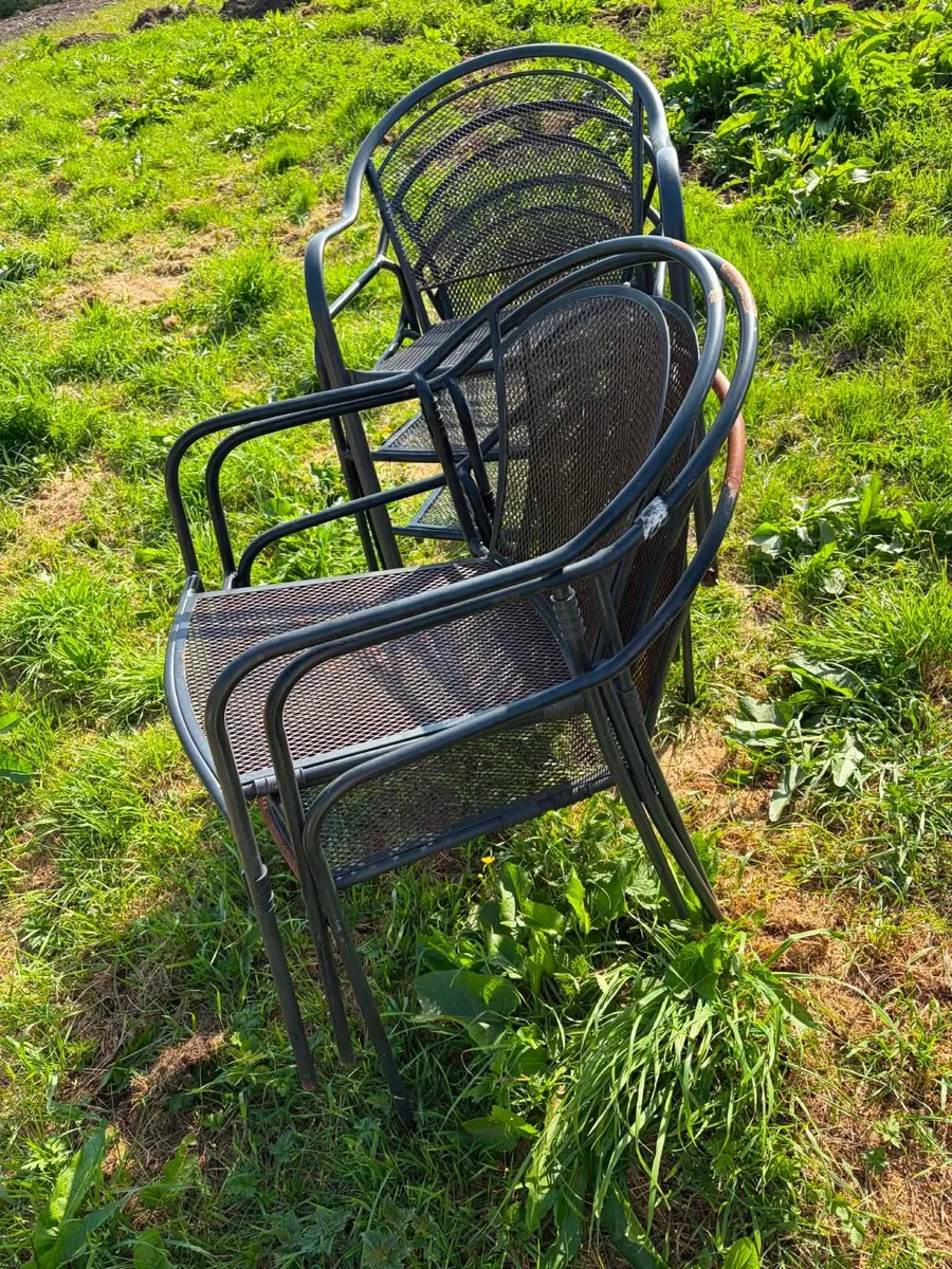 6 heavy iron chairs €80 - Image 1