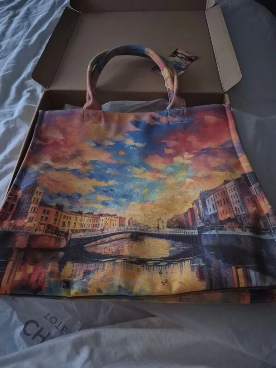 'Chic Tote' - Image 1
