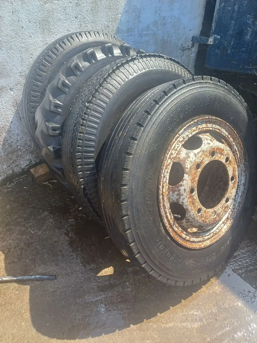 825x20 tyres - Image 1