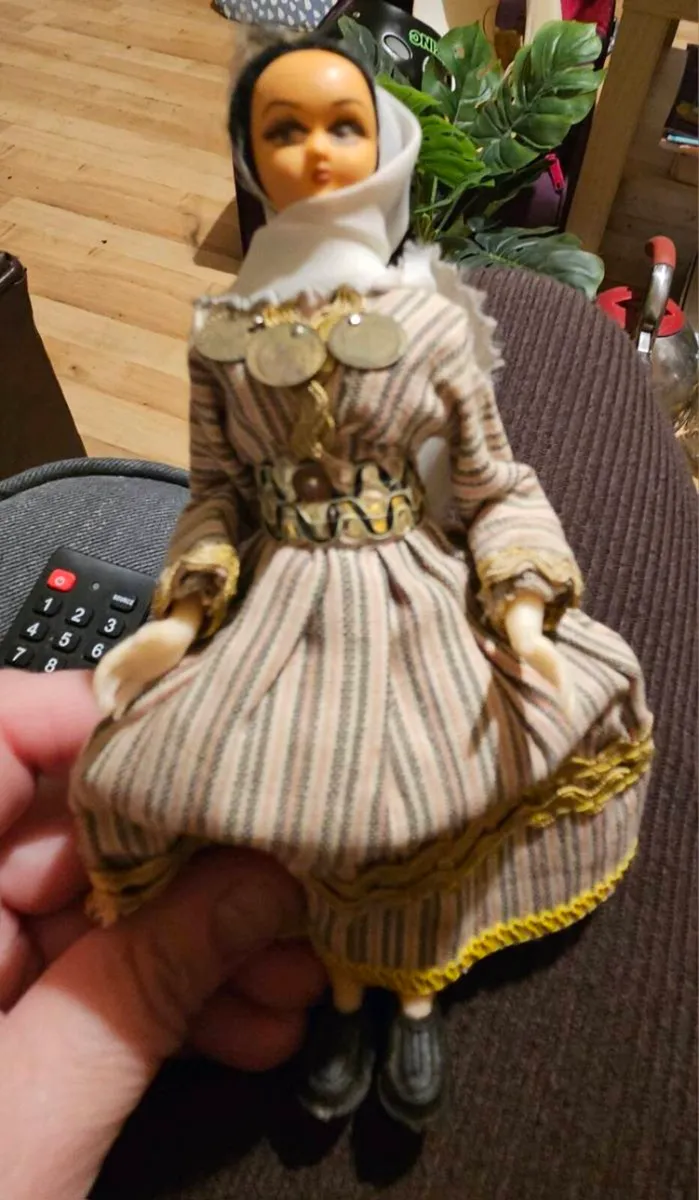 7 Small Collectable Dolls - Image 3