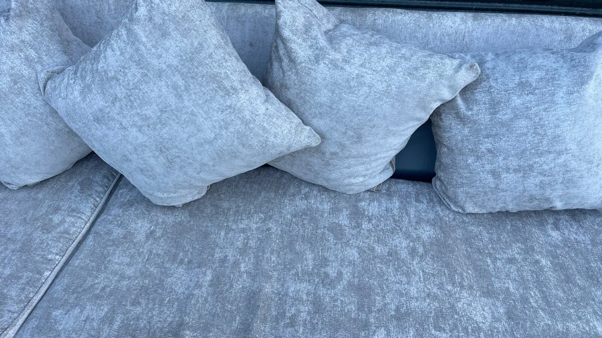 Large luxury modern corner sofa - Image 3