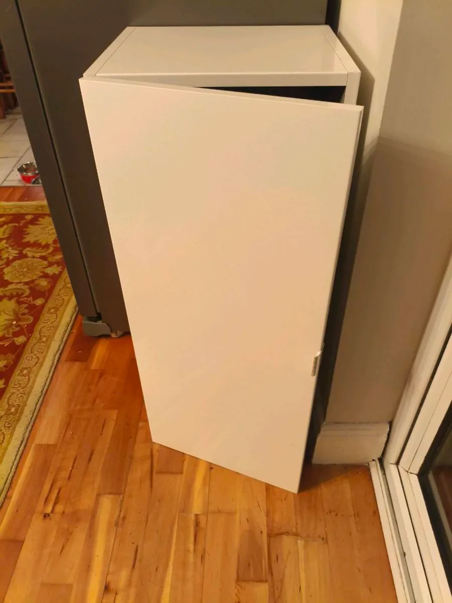 New glossy finish bathroom cabinet,30 Euro - Image 1