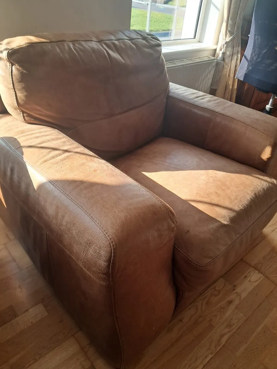 Leather couch and armchairs - Image 1