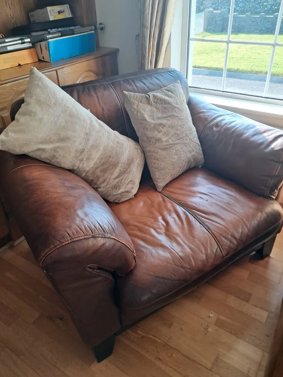 Leather couch and armchairs - Image 2