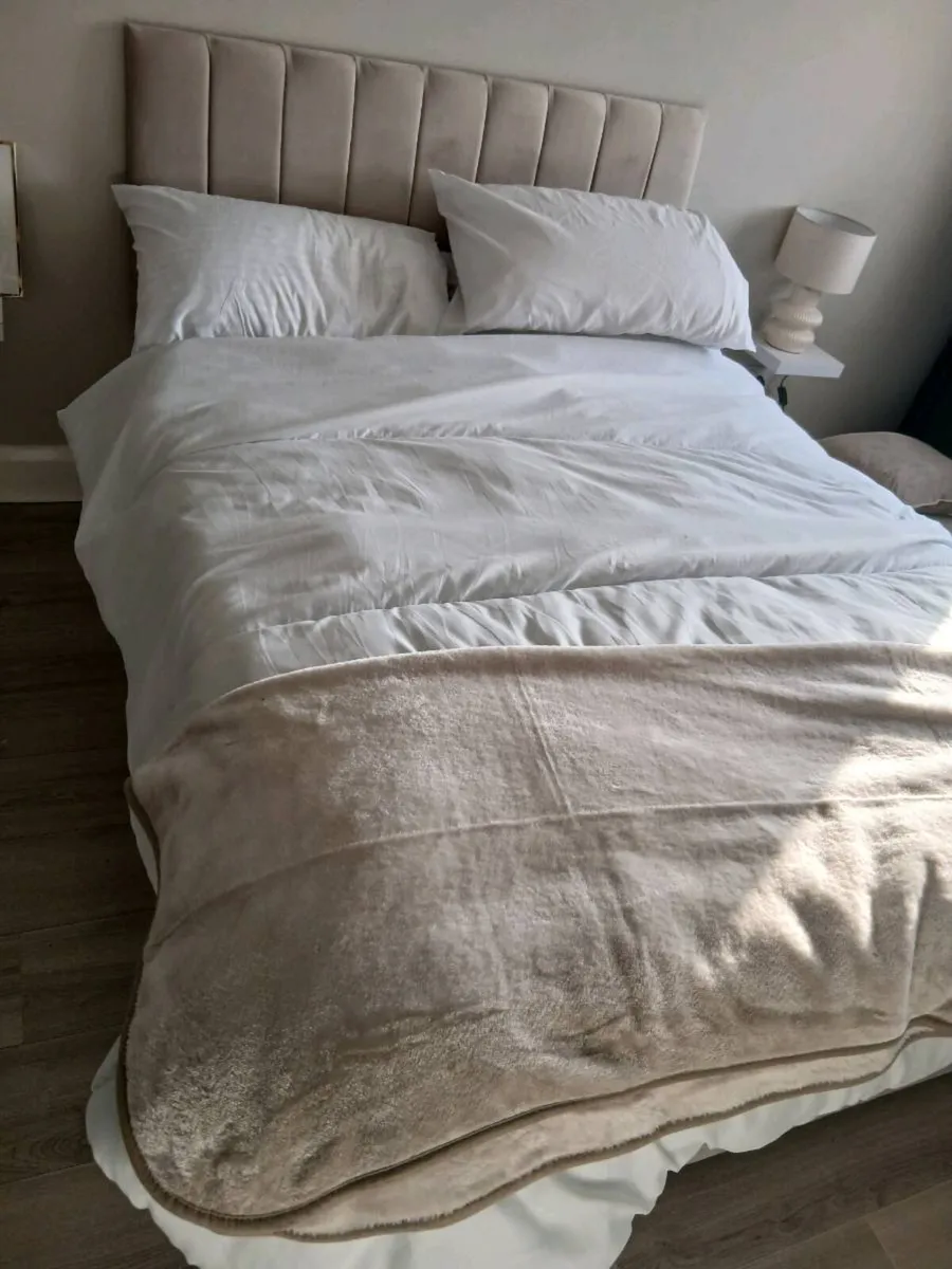Double bed - Image 1