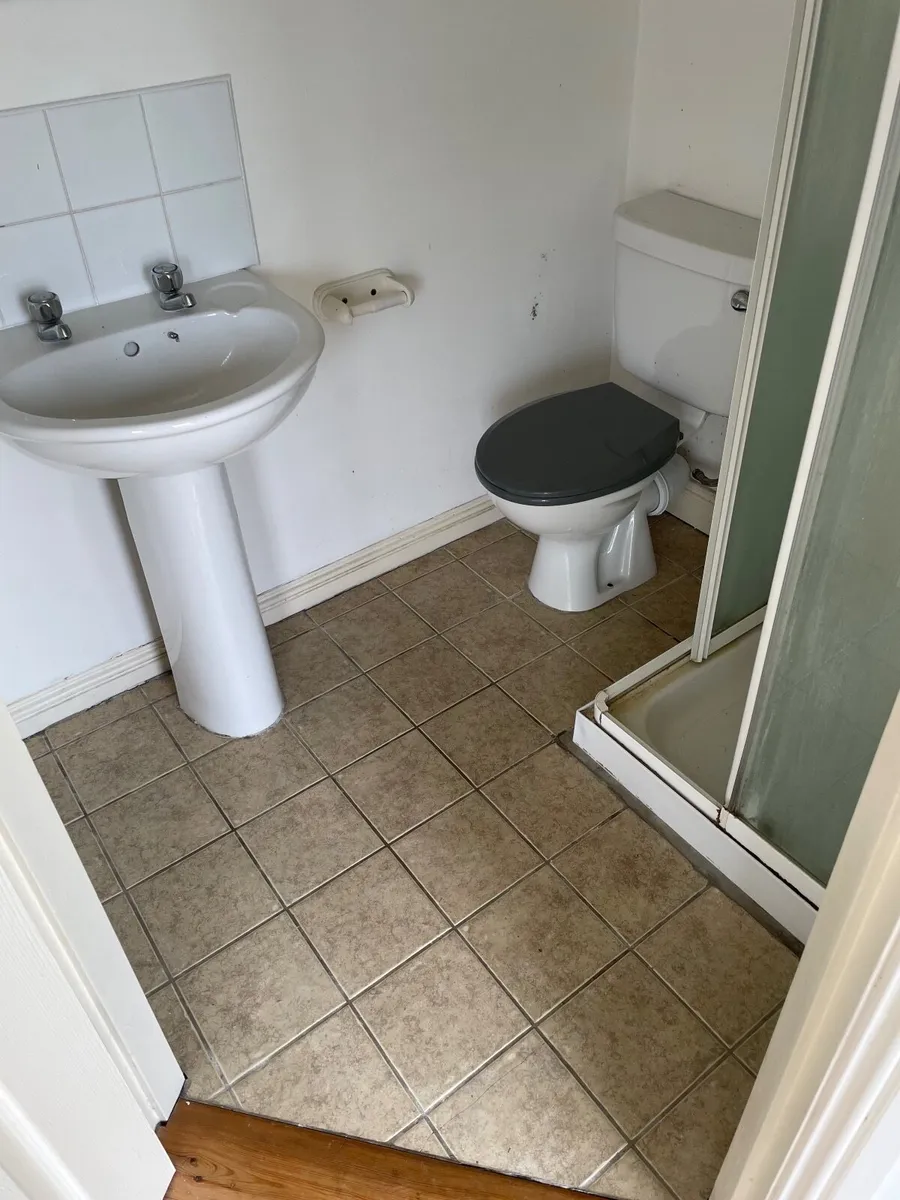 Bathroom sink - Image 1