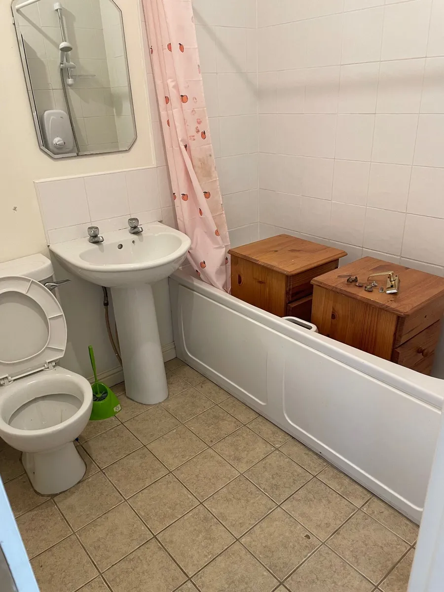Bathroom sink - Image 2