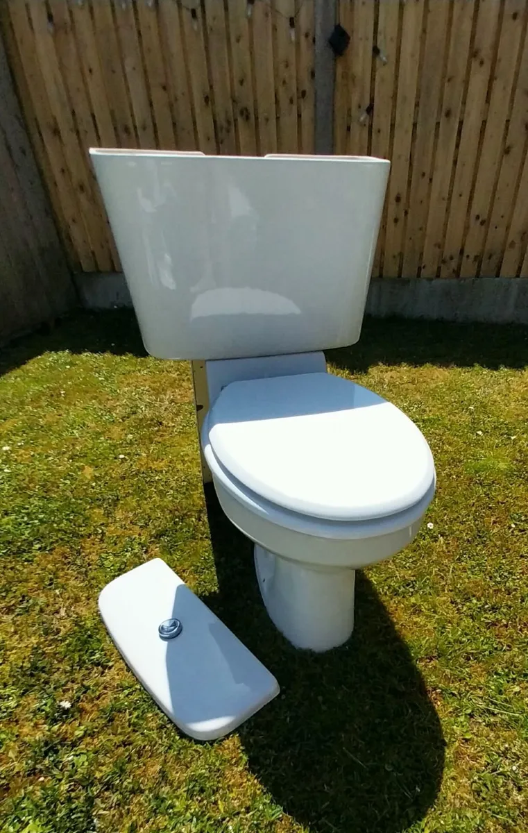 Bathroom suite, toilet, sink, bath - Image 2