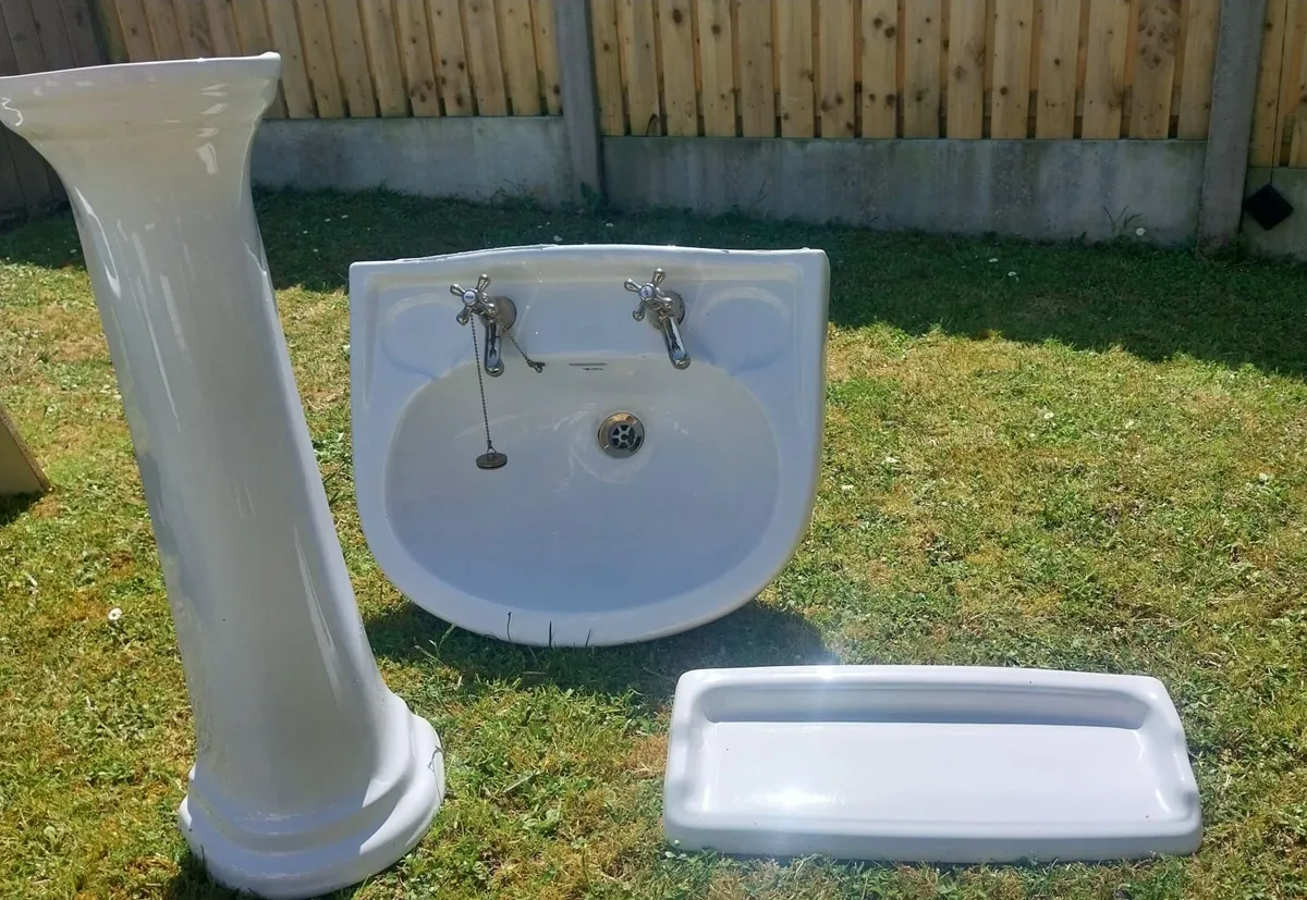 Bathroom suite, toilet, sink, bath - Image 4