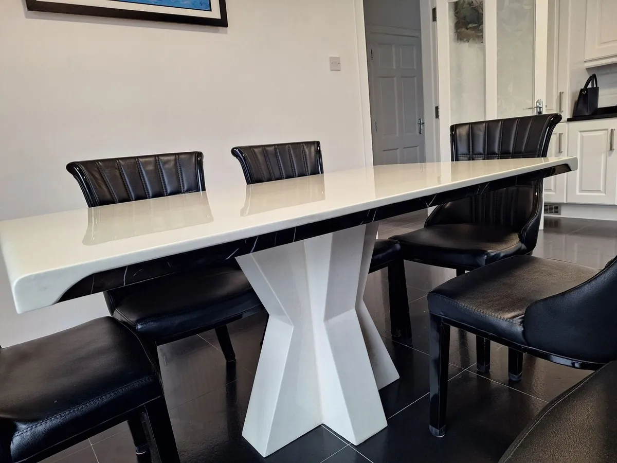 Dining table and 6 chairs - Image 1