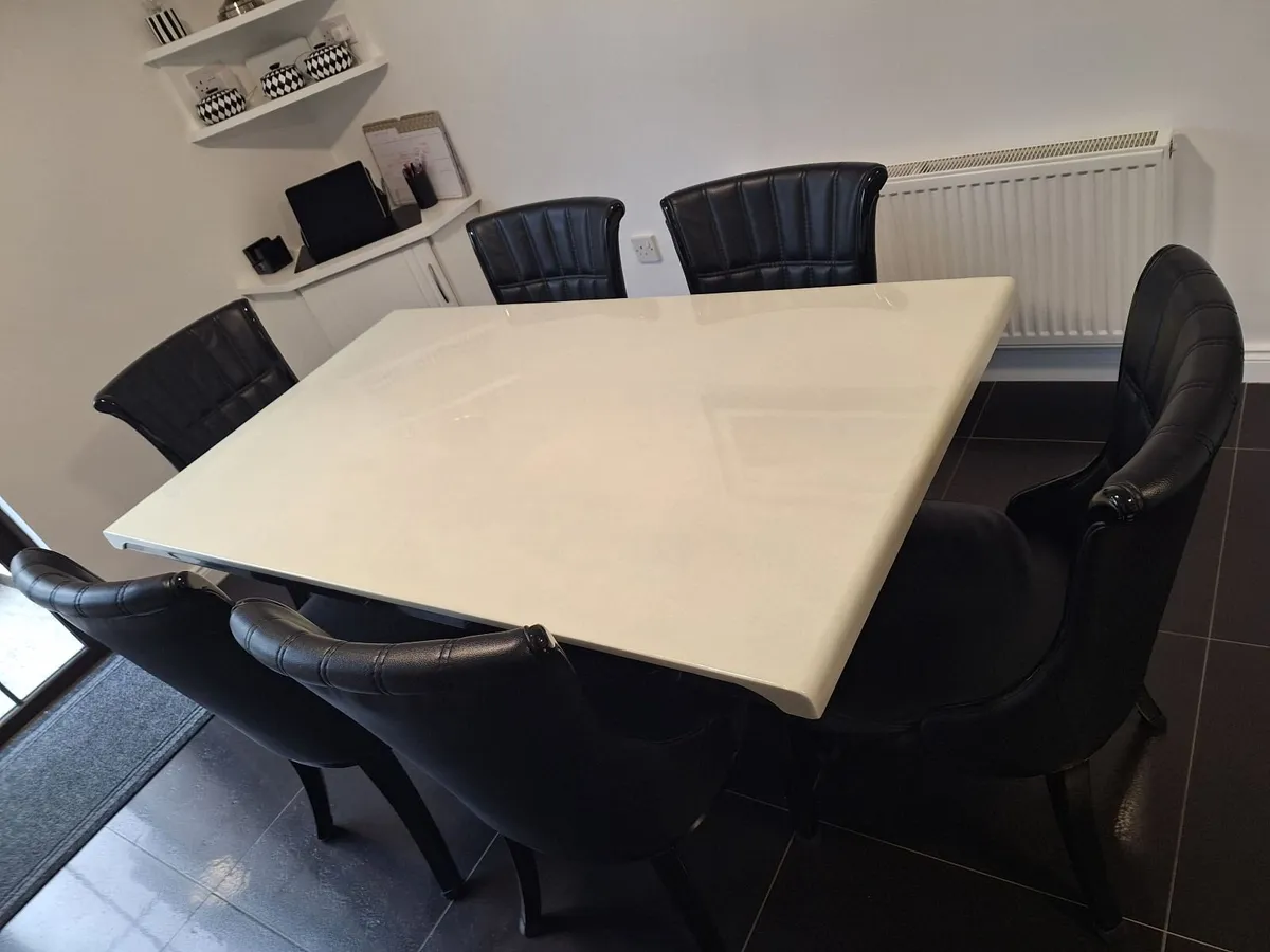 Dining table and 6 chairs - Image 2