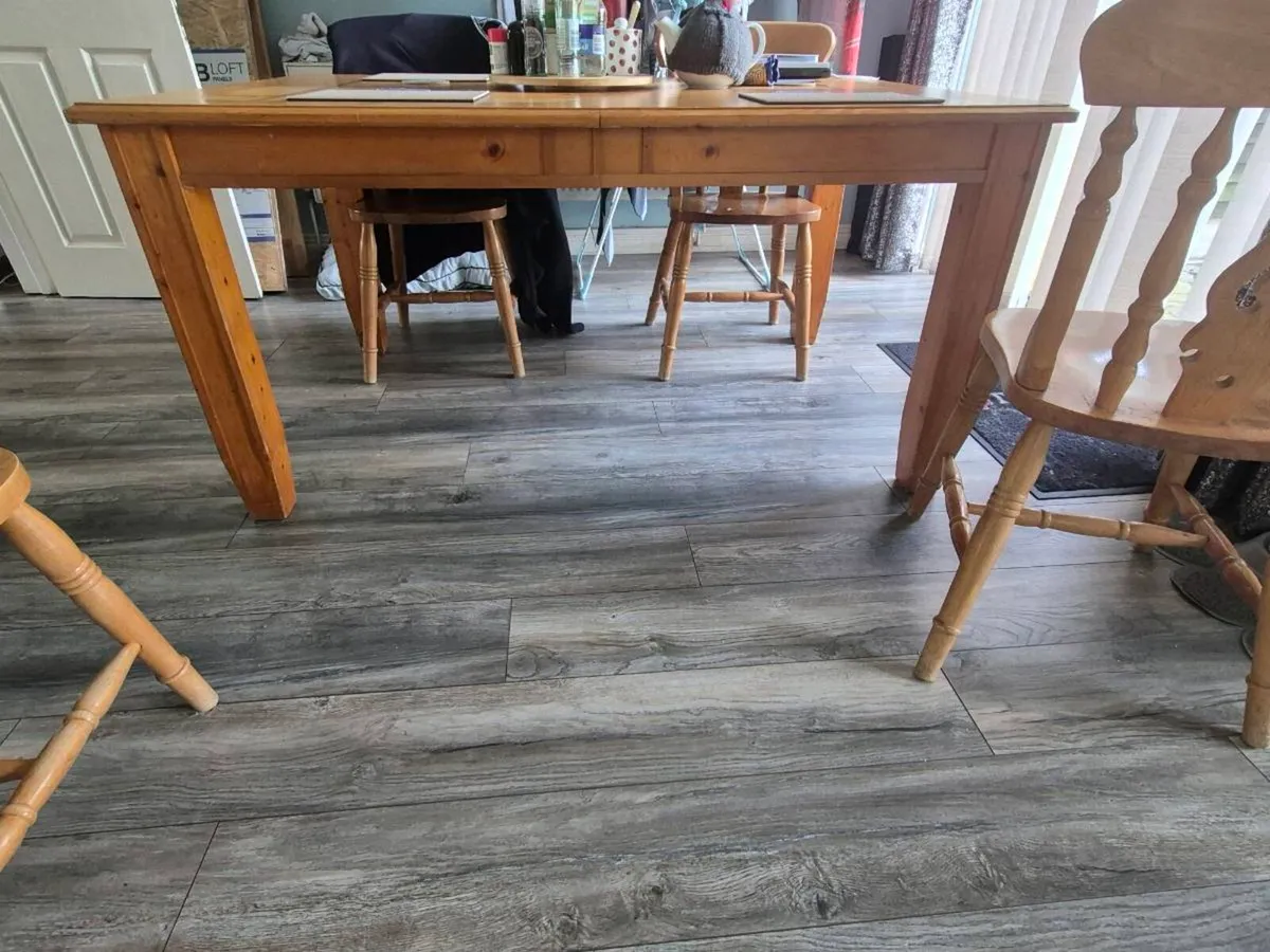 Table and chairs - Image 2