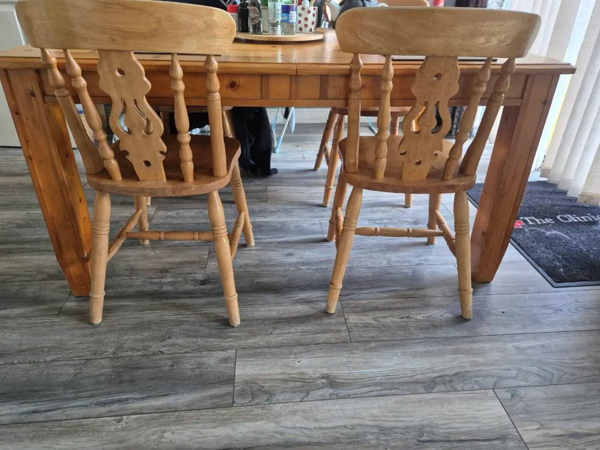 Table and chairs - Image 3