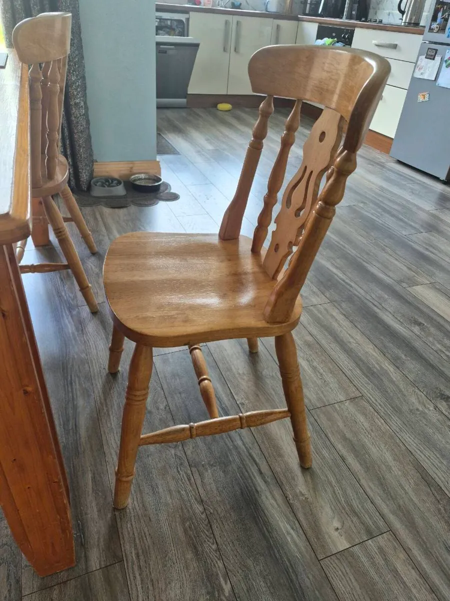 Table and chairs - Image 4