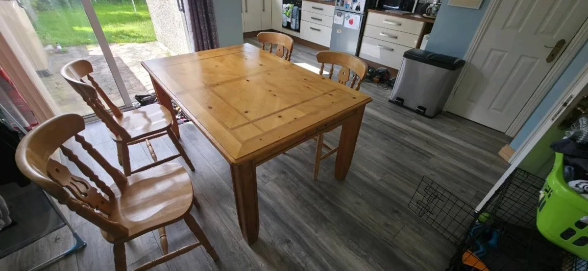 Table and chairs - Image 1