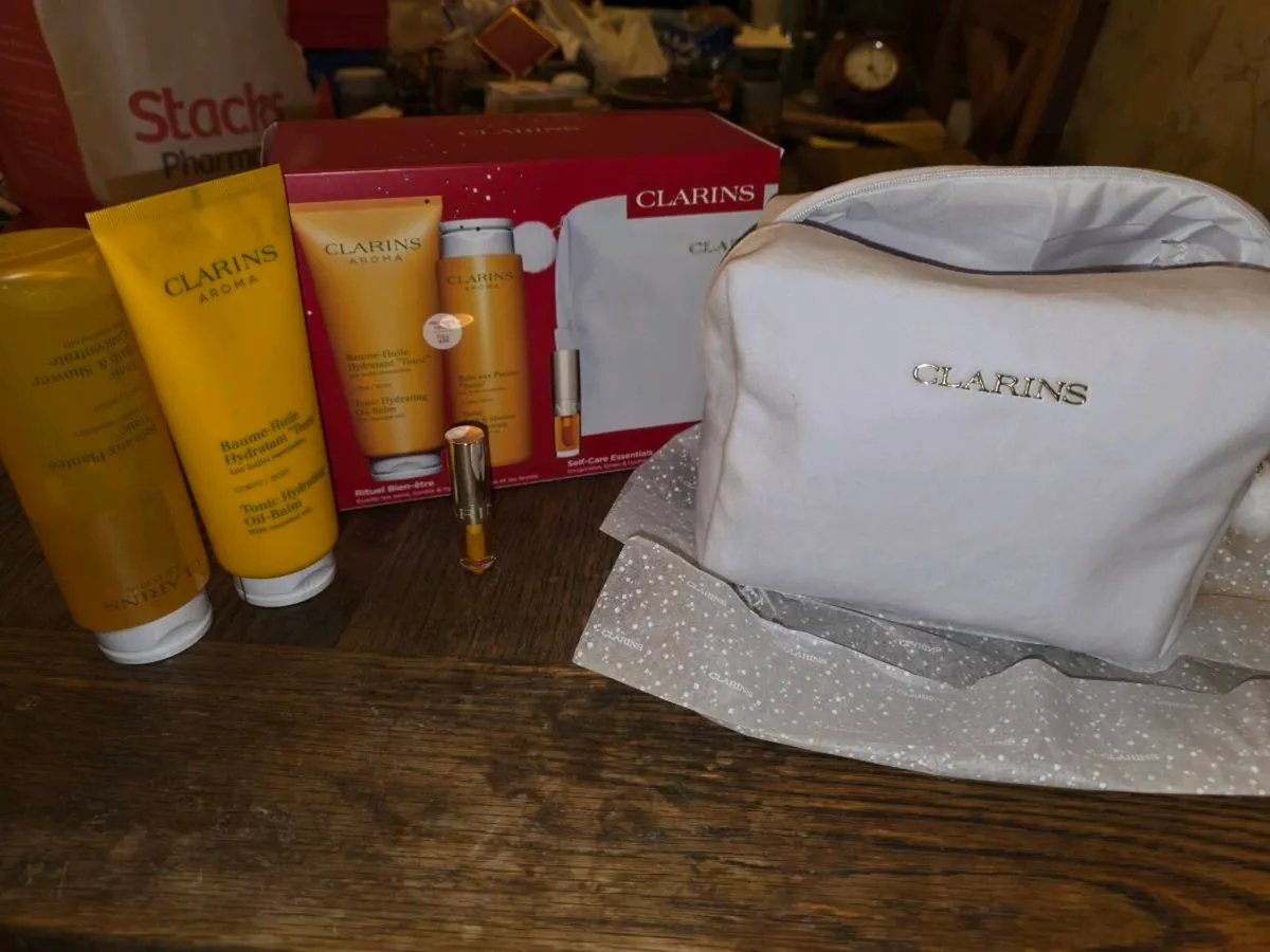 CLARINS HYDRATE OIL SHOWER, Lip Balm Hamper ! - Image 1