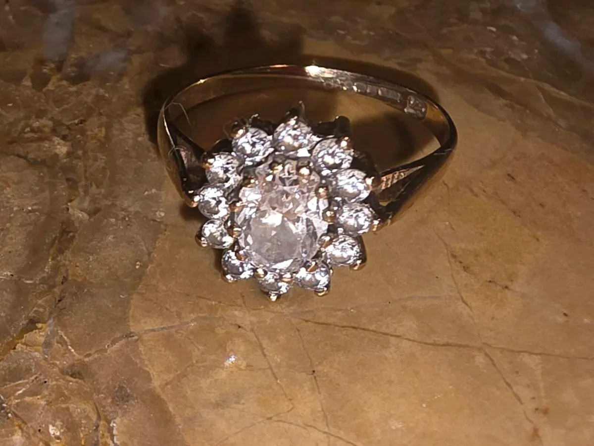 WHITE DAZZLING OVAL, 9CT Gold CHUNKY New Ring ! - Image 2