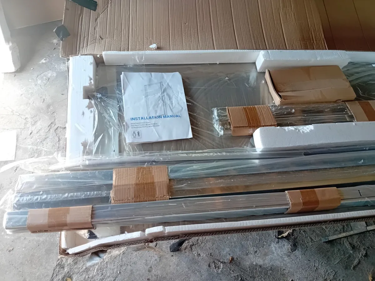 Twyford pivot shower door. - Image 3