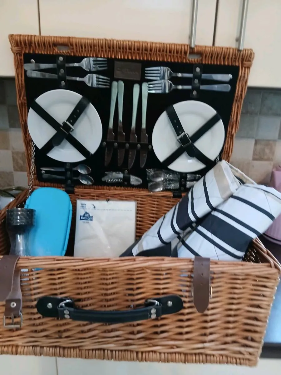 LARGE PICNIC  BASKET  NEW  FOR 4 PEOPLE - Image 1