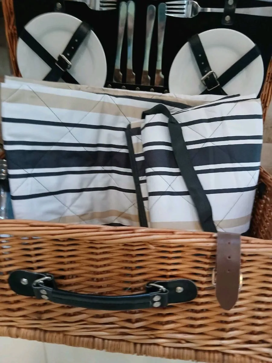 LARGE PICNIC  BASKET  NEW  FOR 4 PEOPLE - Image 2