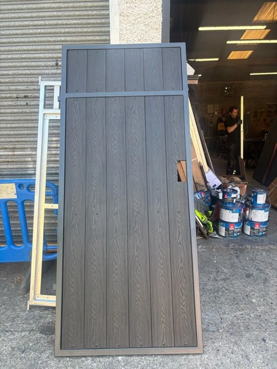 Side Gate