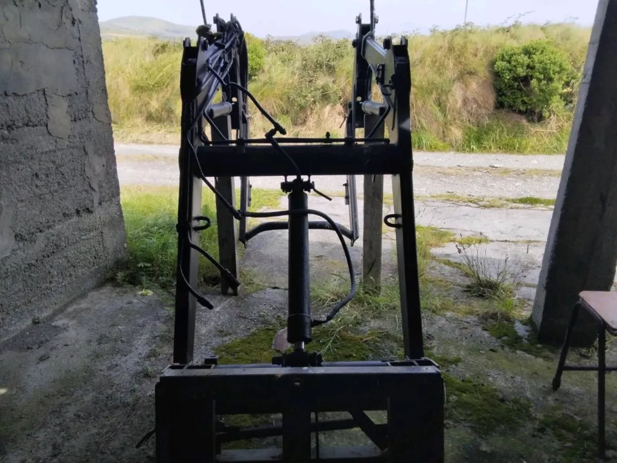 Front loader - Image 1