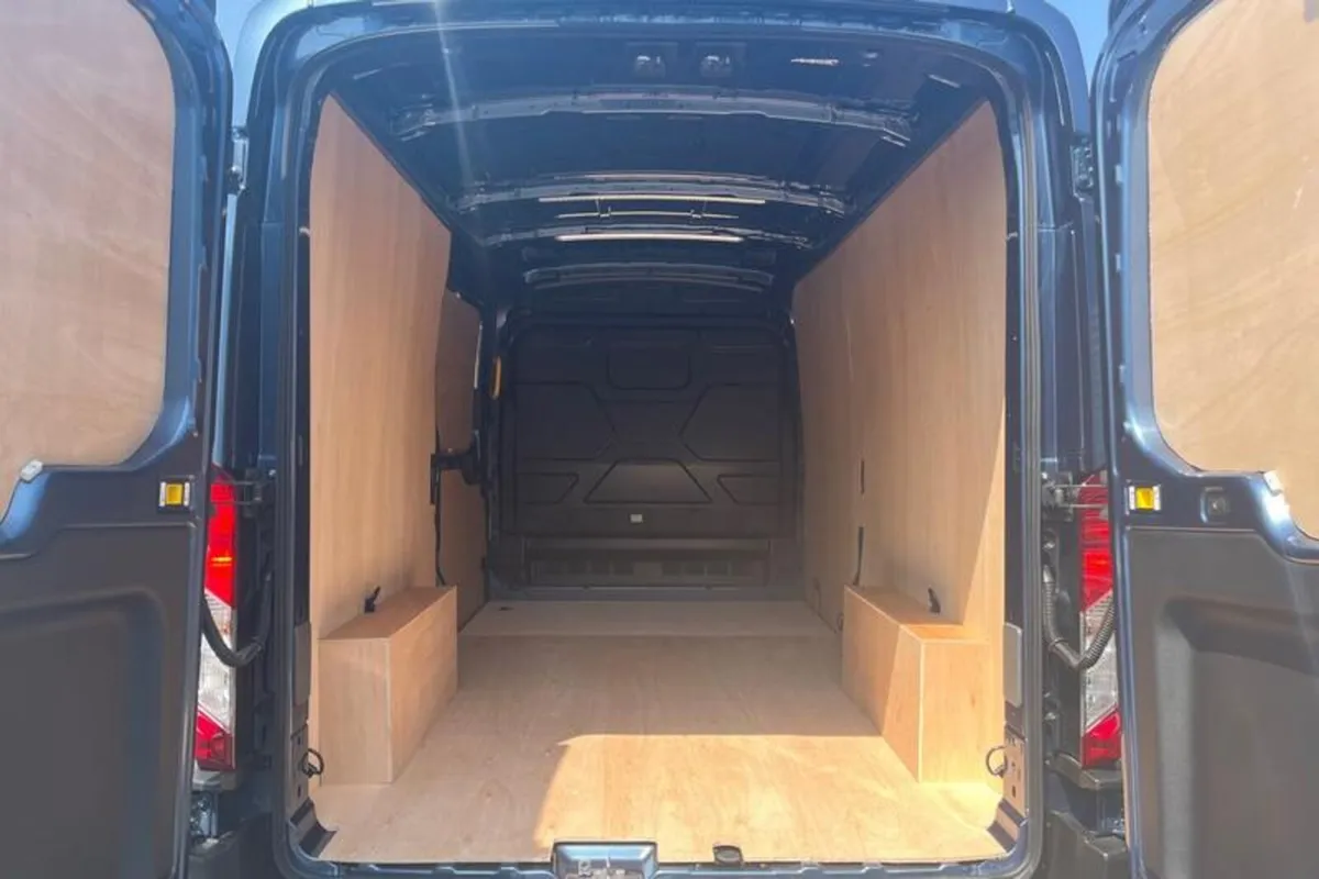 Ford Transit LIMITED - Image 4