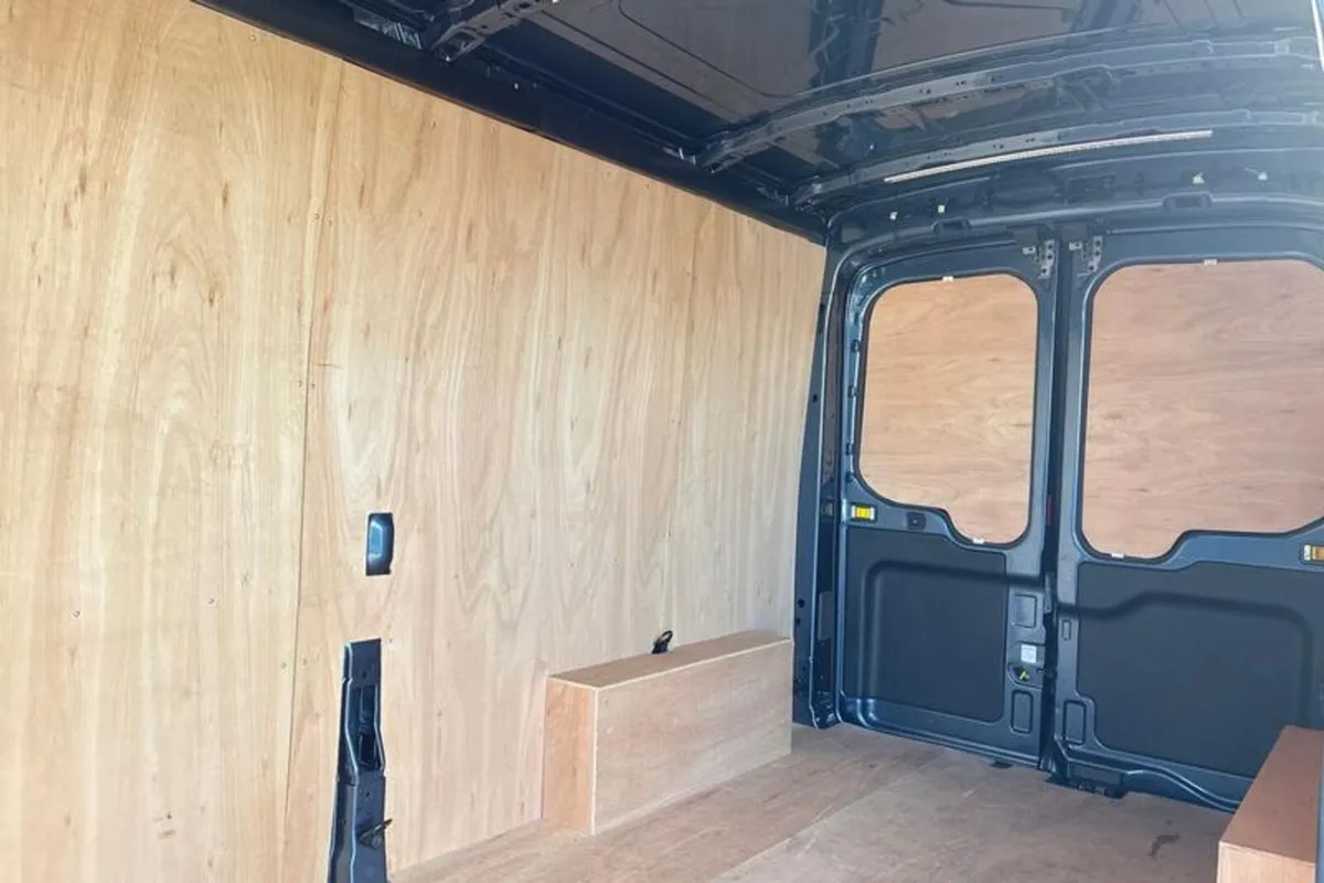 Ford Transit LIMITED - Image 4