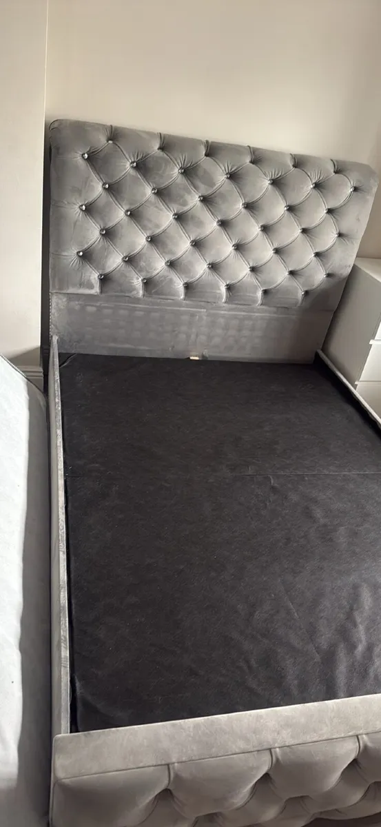 Bed frame - Image 1