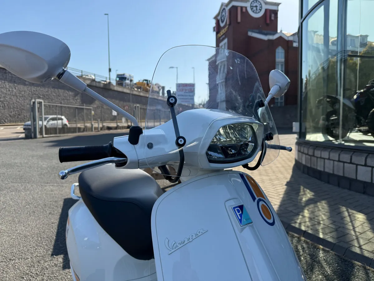 2025 Vespa Sprint 125 - Gulf Edition - Image 4