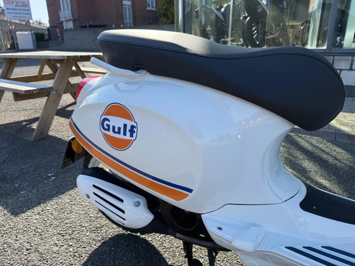 2025 Vespa Sprint 125 - Gulf Edition - Image 3