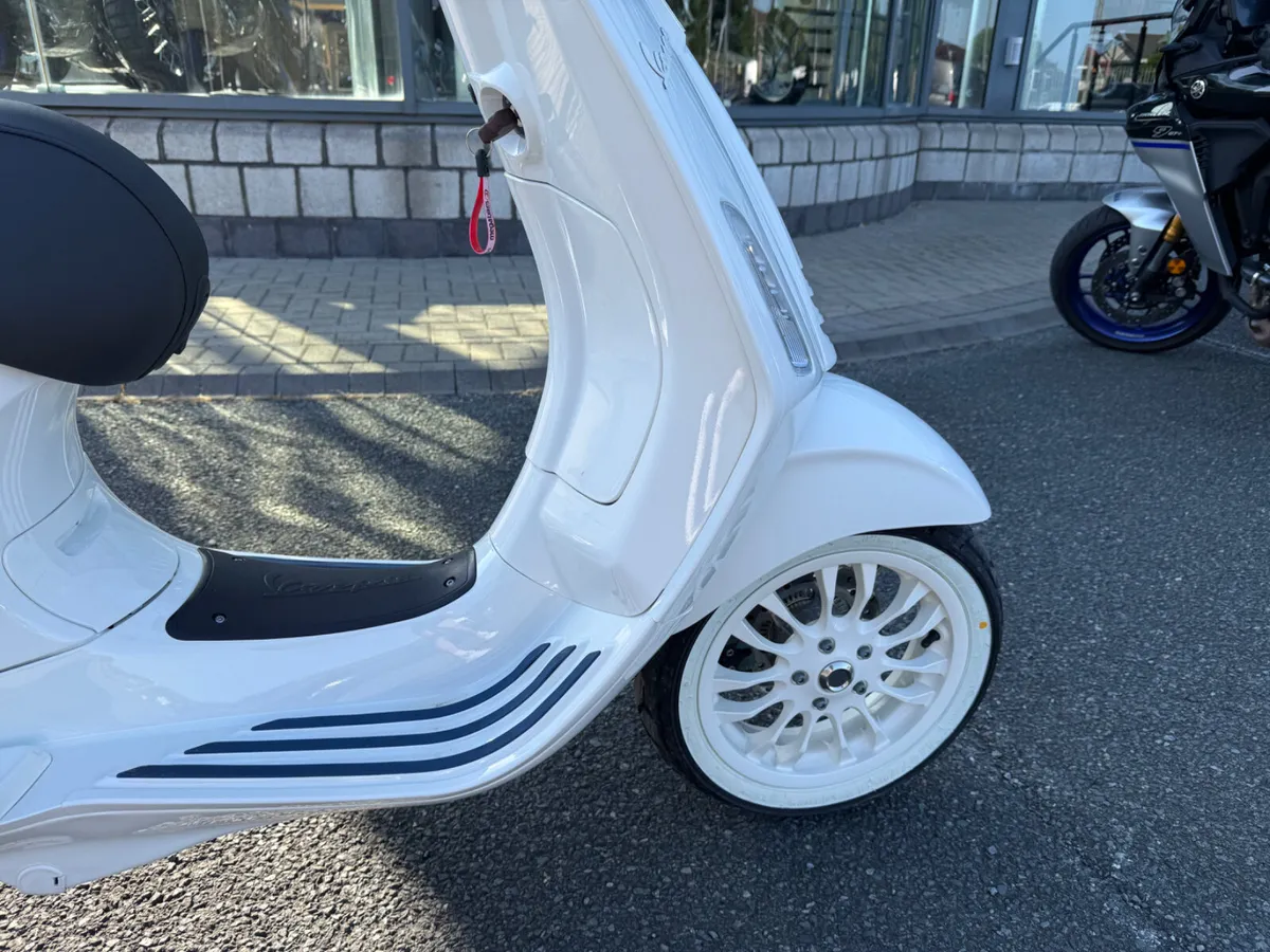 2025 Vespa Sprint 125 - Gulf Edition - Image 2