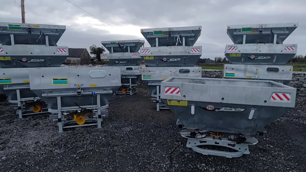 Tolmet fertiliser spreader - Image 1