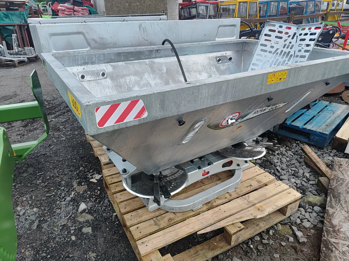 Tolmet fertiliser spreader - Image 3